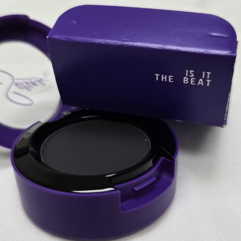 No Me Queda /Is the beat Mac Selena  Eyeshadow